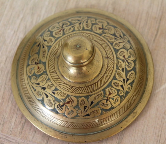 Image 1 of Pot à tabac/encens indien, en laiton émaillé, vintage milieu du XXe siècle