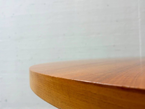 Image 1 of Mesa redonda con tablero de nogal, años 70