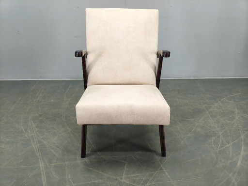 Sillón de terciopelo color crema de mediados de siglo, Checoslovaquia, década de 1960.