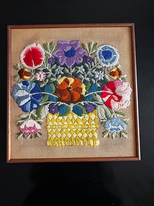 cuadro de flores bordadas