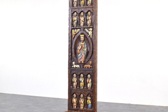 Sillón español de respaldo alto de Ormecasa con la imagen de Jesús y los apóstoles, década de 1970. (photo 8 of 12)