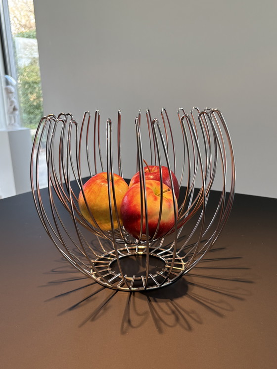 Image 1 of Cesta de fruta de diseño fabricada en acero inoxidable.