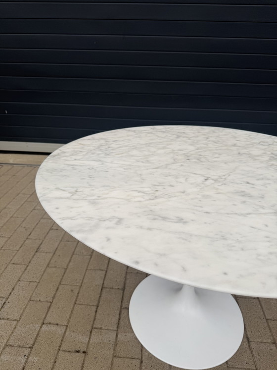 Original Knoll Tulip 107cm redondo Arabescato Mate en MENTA CONDICIÓN!! Eero Saarinen – Mesas de comedor (photo 10 of 15)