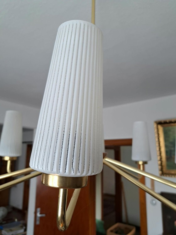 Lustre vintage Mid-Century en laiton / Lampe sac avec 8 abat-jour en verre opalin, années 50/60 – Glass, Wood (photo 4 of 5)