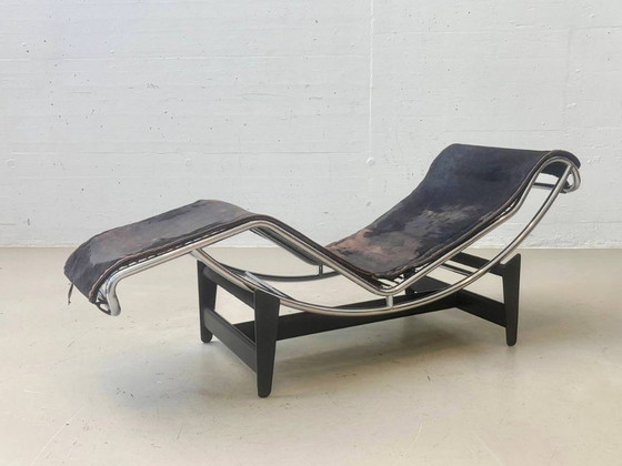 Cassina LC4 Chaises longues en Peau de Poney – Le Corbusier, Pierre Jeanneret & Charlotte Perriand – Metal (photo 7 of 26)
