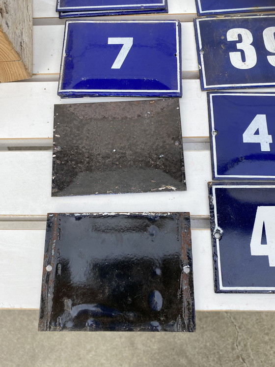Image 1 of Numéros de maison vintage en émail, 64 pièces