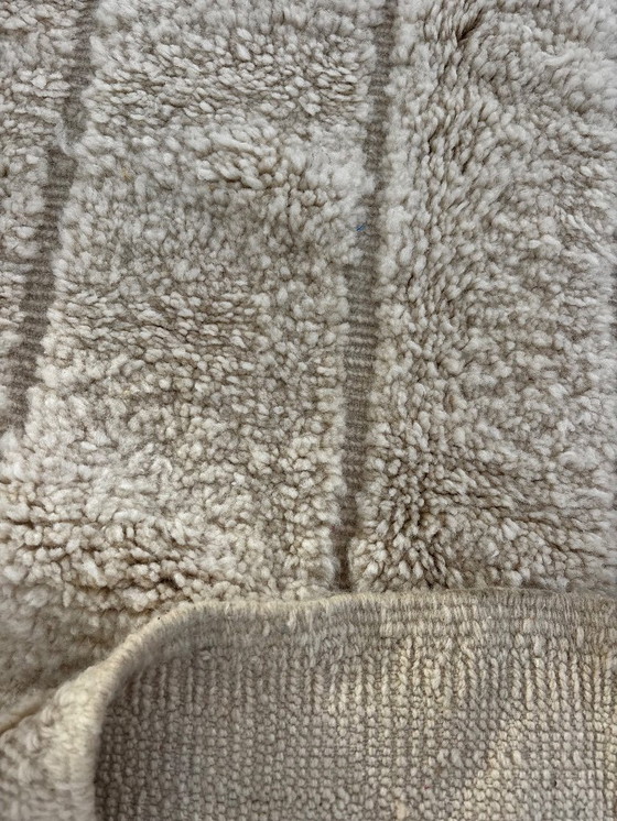 Image 1 of Nieuw handgeweven Marokkaans Mrirt-tapijt van natuurlijke wol – minimalistisch geometrisch ontwerp