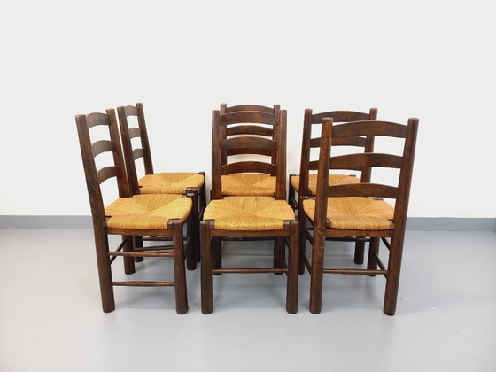 Image 1 of Set van 6 vintage brutalistische stoelen van Georges Robert, gemaakt van hout en stro, uit de jaren 50 en 60.
