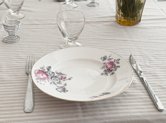 Image 1 of Lot d’assiettes creuses aux motifs fleuris roses et gris 