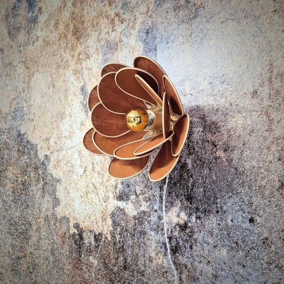 Image 1 of Applique murale fleur, modèle Nénuphar, 16 pétales en rotin et lin (teinte personnalisable)