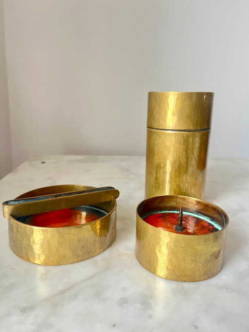 Vintage 1950s Rot emaillierte Bronze Set | Aschenbecher, Kerzenhalter & Deckelgefäß | Mid-Century Modernes Dekoratives Trio