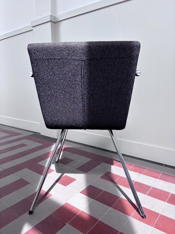 Image 1 of Silla de diseño Lande Hopper CE: asiento de tela texturizada negra y estructura cromada.