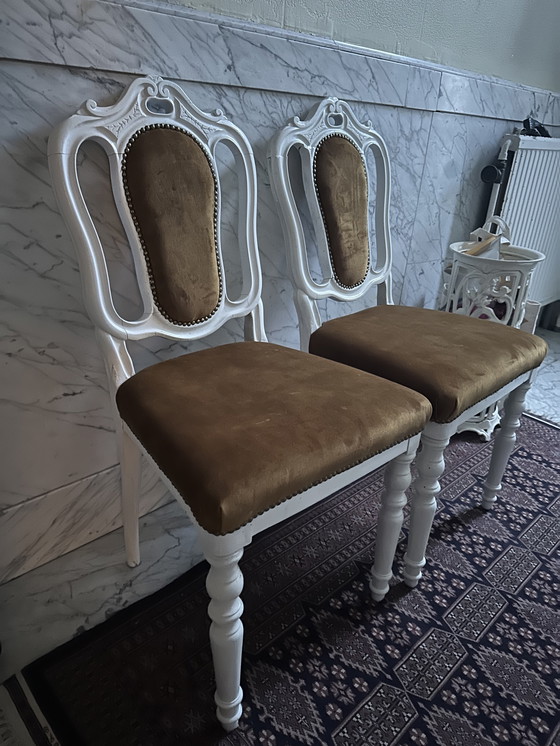 Image 1 of 2 x Vintage witte fluwelen stoelen met houtsnijwerk
