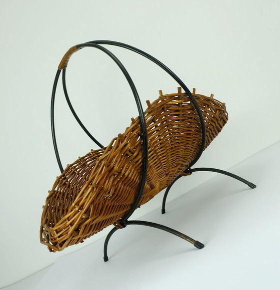 Image 1 of Korb aus brauner Weide mit schwarzem Metallgestell, Obstkorb aus der Mitte des 20. Jahrhunderts (1950er Jahre).