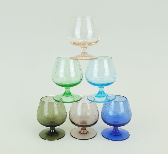 Image 1 of 6 Likörgläser aus der Mitte des Jahrhunderts 1950er 60er Jahre farbiges Glas mit eingeschnittenem Muster