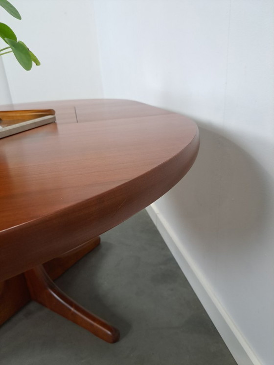 Image 1 of Rond ovaal teak uitschuifbare eettafel vintage
