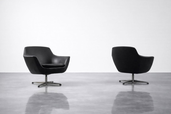 Image 1 of Sedie girevoli nere vintage in stile scandinavo moderno di metà secolo, anni '70, set di 2
