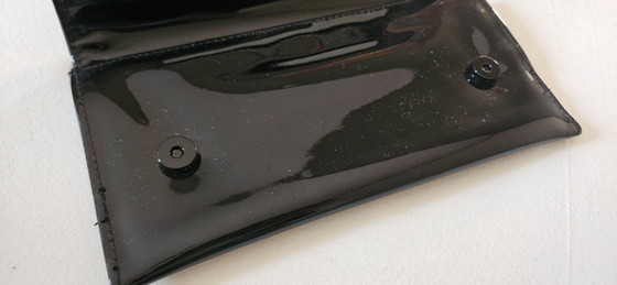 Clutch Yves Saint Laurent in pelle verniciata nera, Plastica, Nero (foto 15 di 15)