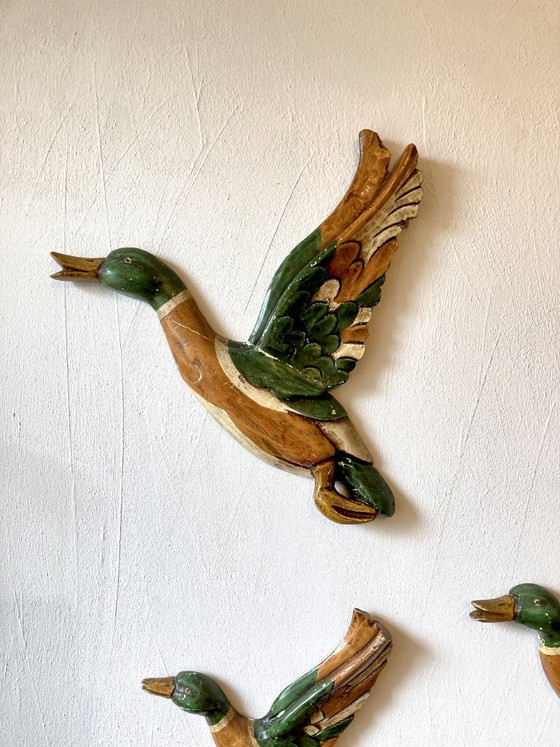 Trio di anatre germano reale in legno intagliato e dipinto, Decorazione murale, Decorazioni murali, Verde (foto 4 di 19)