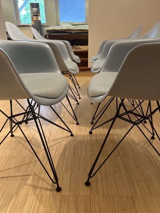 Image 1 of 8 x Eames Kunststoff-Sessel DAR