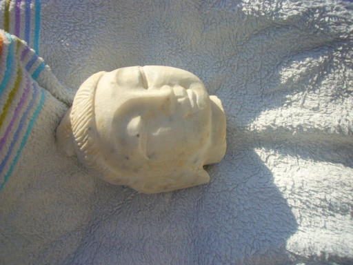 Tête asiatique (Bouddha ?) en pierre blanche, environ 14 cm de haut et vintage ?