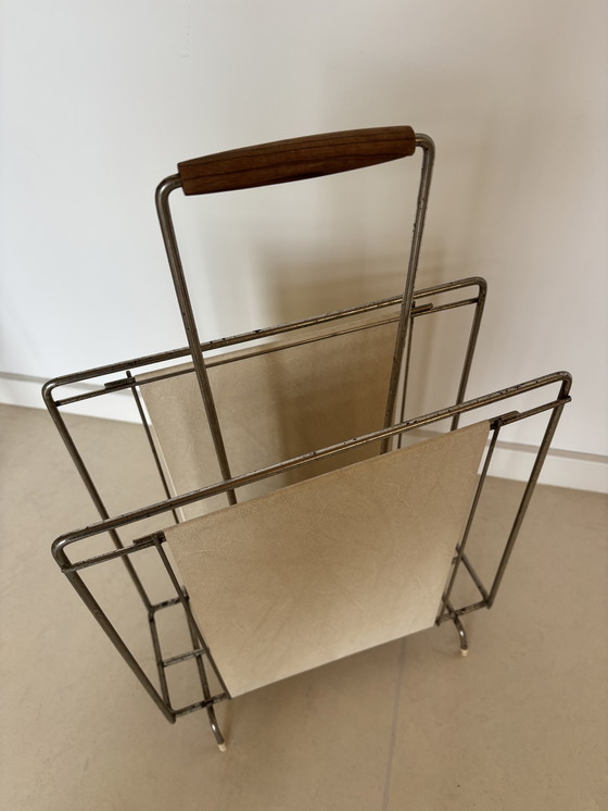 Image 1 of Elegante portariviste Mid-Century in similpelle color crema e filo d&#39;acciaio cromato