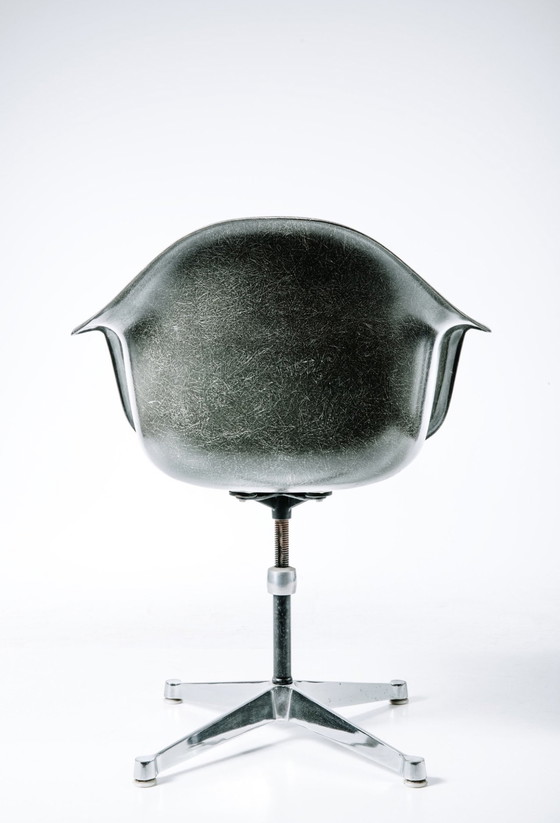 Image 1 of Eames / Miller DAR glasvezel grijs