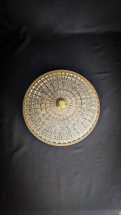 Lucien Gau plafondlamp in messing en gegoten glas in de Hollywood Regency stijl MCM