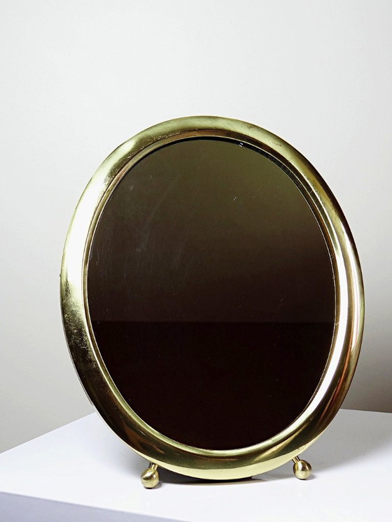 Image 1 of Ovale tafelspiegel met een vintage gouden metalen lijst uit de jaren 1950-1960.