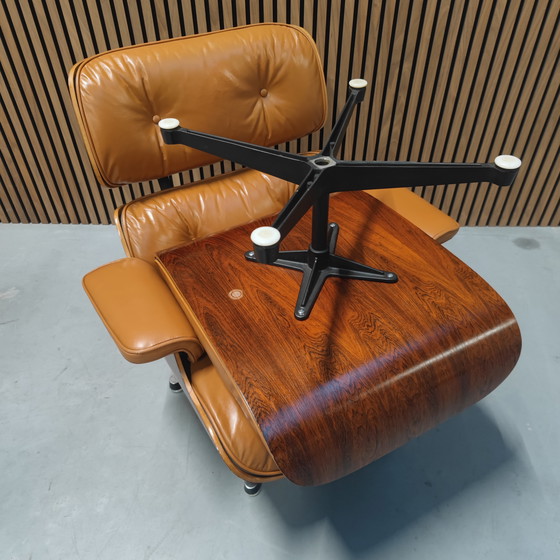 Image 1 of Sillón Vitra Eames con otomana - Palisandro - Cuero color coñac