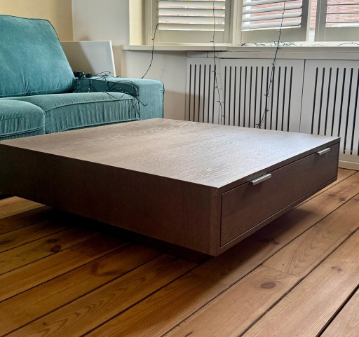 Prachtige massief houten salontafel – Zwevend blokdesign in brutalistische stijl (100 x 100 cm)
