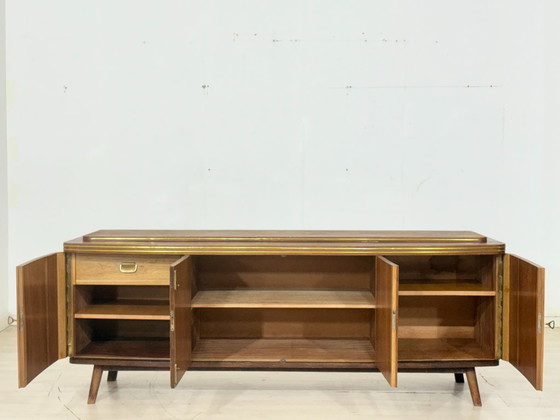 Image 1 of Buffet vintage de luxe – Buffet style milieu du siècle avec détails dorés et bois précieux