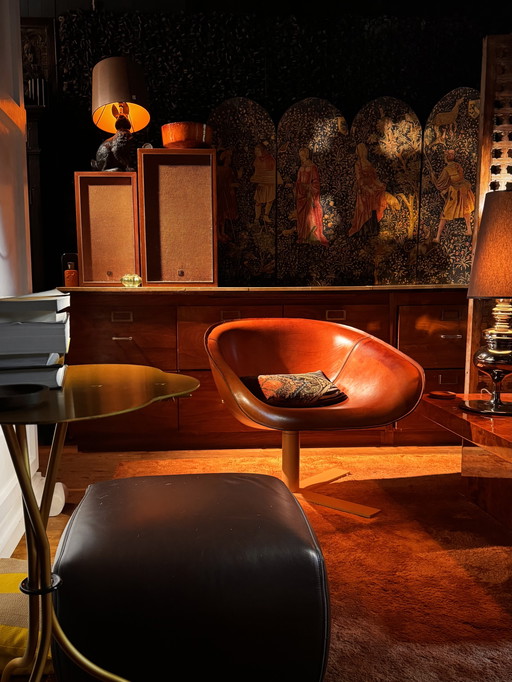 Fauteuil pivotant B&B ITALIA MART en cuir sellier patiné cognac unique