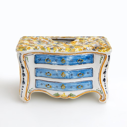 Quatre pots de fleurs en forme de commode - France - Manufacture de Nevers - seconde moitié du XVIIIe siècle