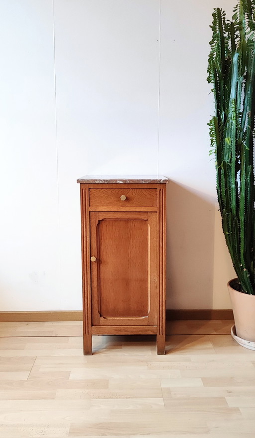 Mueble de madera maciza con tapa de mármol.