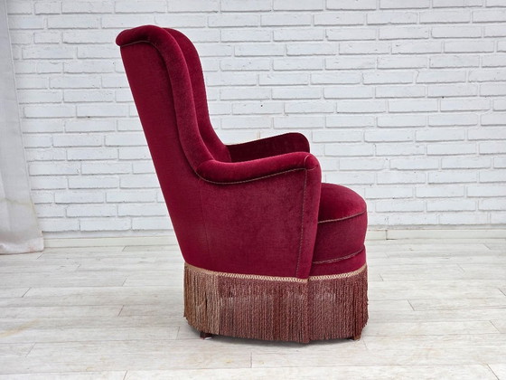 Image 1 of Poltrona danese con schienale alto, anni '70, rivestimento in velluto rosso, legno di faggio.