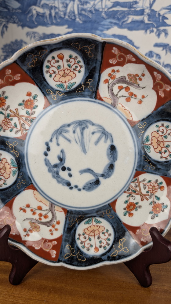 Image 1 of Piatto in porcellana Imari firmato con decori a primavera giapponesi della fine del XIX secolo