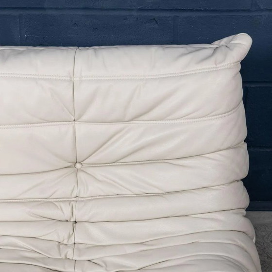 Image 1 of Divano originale Togo a 2 posti in pelle bianca con schiuma profonda per sedersi comodamente e con un design moderno Spedizione 