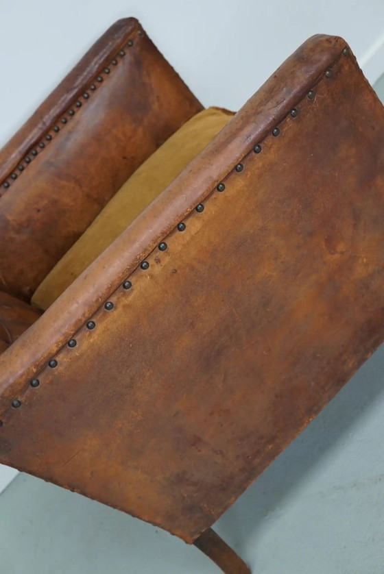 Image 1 of Antieke Franse cognackleurige leren clubfauteuil met knooprug