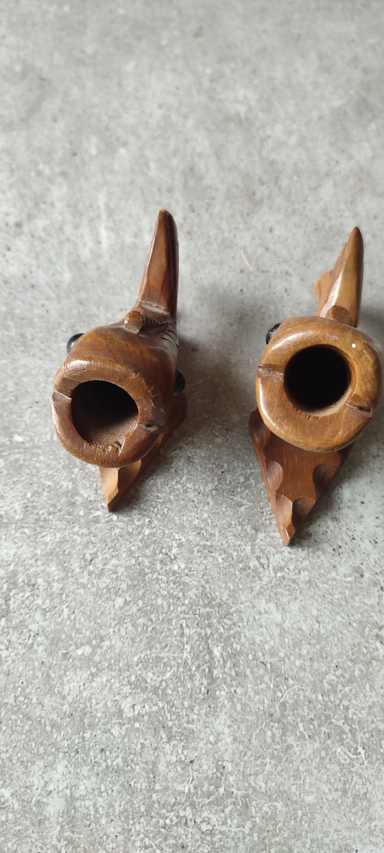 Paar antike, geschnitzte Zahnstocherhalter aus Holz in Fischform – poissons vintage sculptés, Tischdekoration (photo 5 of 11)