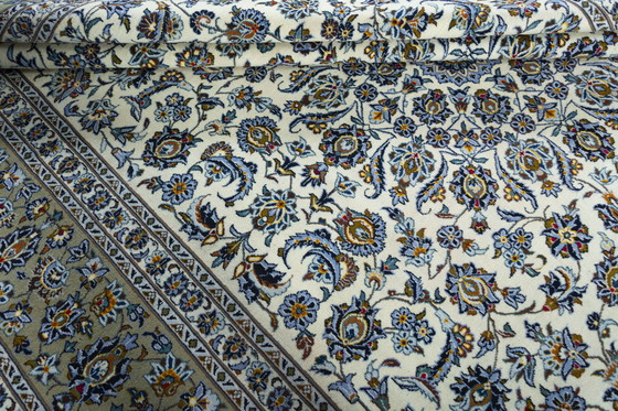 Image 1 of Tappeto orientale Kashan annodato a mano – 404 x 306 cm – Nobile splendore classico