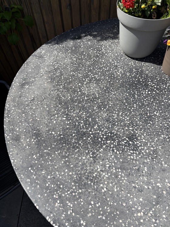Image 1 of Conjunto de mesa de jardín de granito Kave Home con 4 sillas.