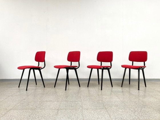 Image 1 of 4 sedie da pranzo Friso Kramer 'Revolt' dal design vintage + tavolo