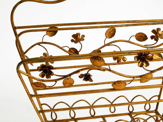 Image 1 of Straordinario portariviste e giornali in stile moderno di metà secolo con struttura in metallo dorato.