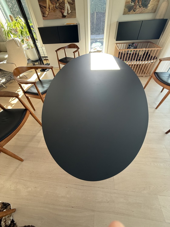 Image 1 of Ovaler Designtisch