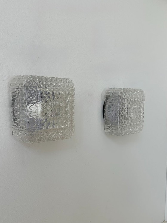 Image 1 of Een paar vintage wandlampen, metaal en geperst glas, Frankrijk, 1970