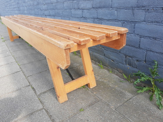 Image 1 of Wunderschöner antiker hölzerner Schulschreibtisch mit Lattenrost, 250 cm lang, Mid-Century