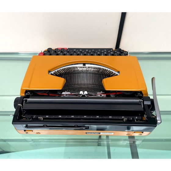 Image 1 of Macchina da scrivere Brother Deluxe 250TR gialla degli anni '70 con custodia, prodotta in Giappone.