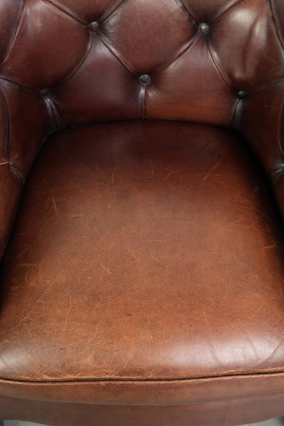 Image 1 of 2x karaktervolle en warme schapenleren clubfauteuil in Engelse chesterfield stijl