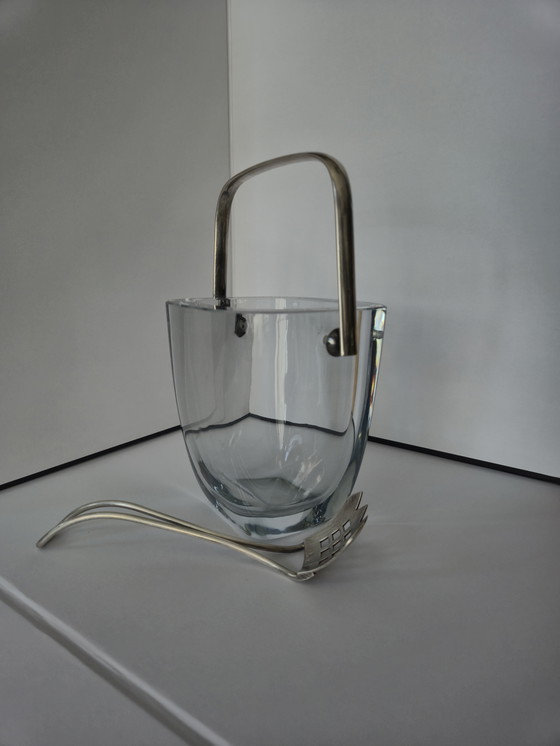 Image 1 of Seau à glace en cristal Strömbergshyttan avec pince d'origine - design scandinave 1950s